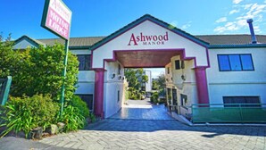 The entrance to Ashwood Manor with a sign indicating a motor lodge. - Ashwood Manor Motor Lodge (Hamilton)