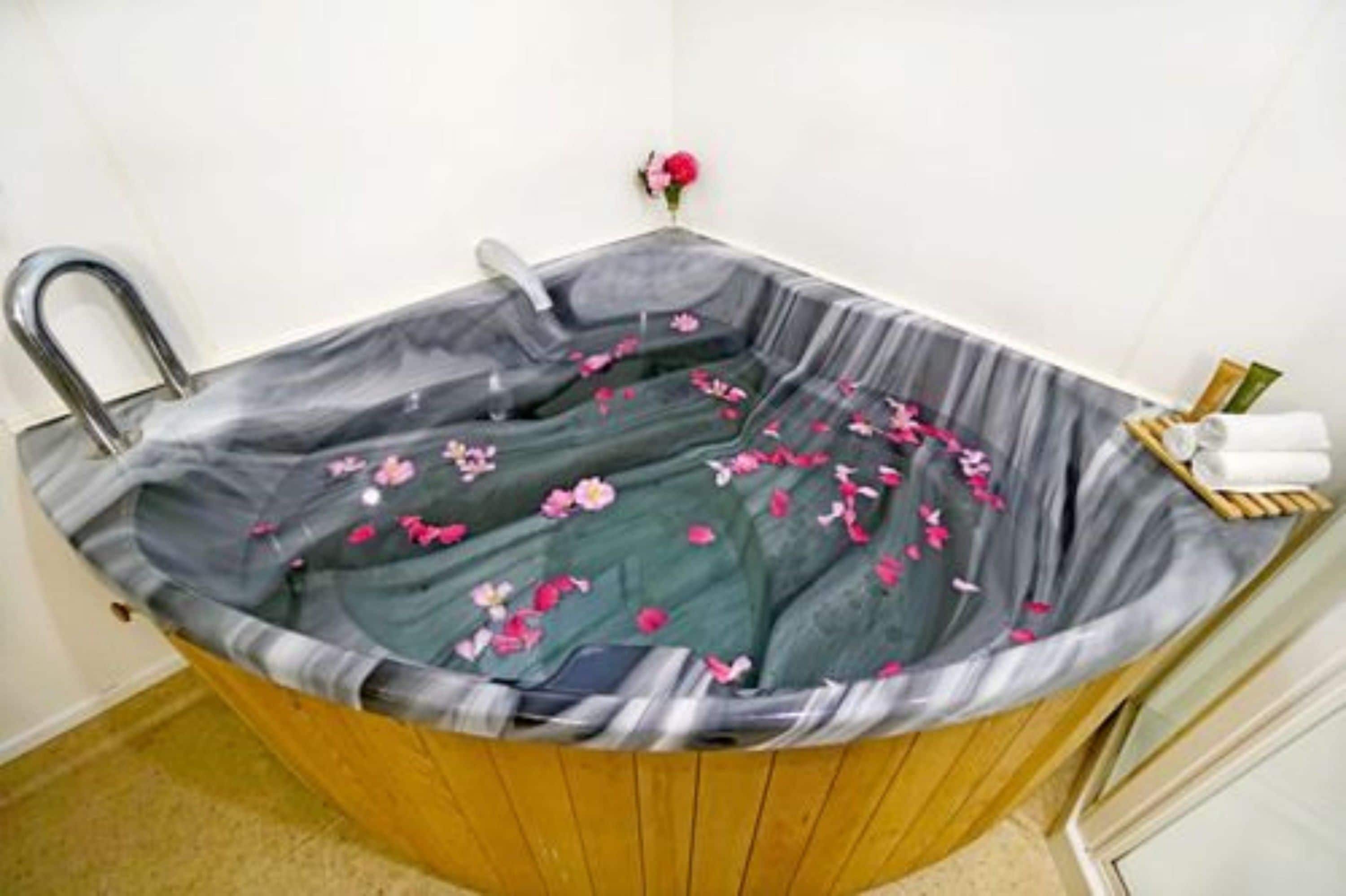 Jetted bathtub