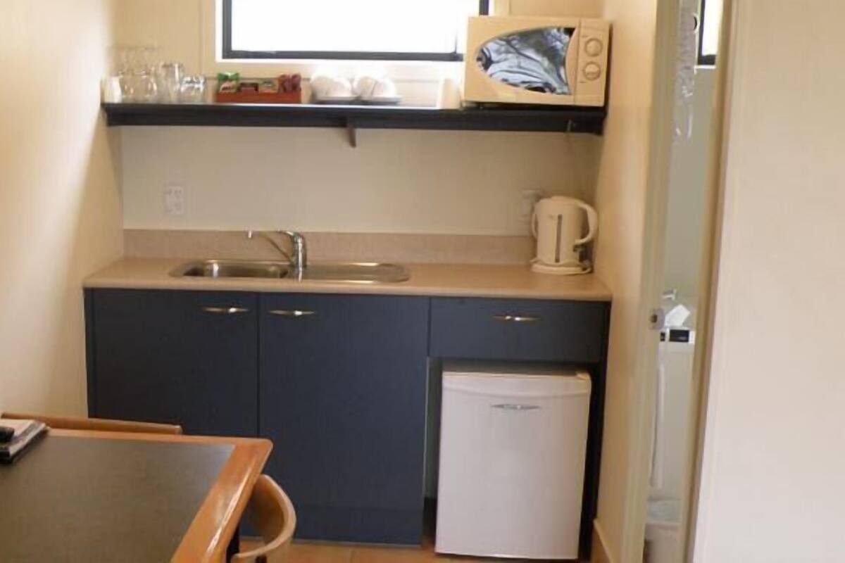 Queen Studio | Private kitchen | Coffee/tea maker, microwave, cookware/dishes/utensils