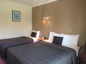 Studio, useita sänkyjä | Select Comfort -patjalliset sängyt, työpöytä, pimennysverhot