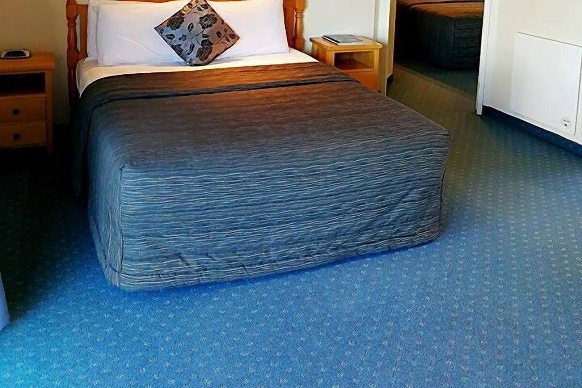 Executive Suite with Spa Bath | Select Comfort beds, desk, blackout drapes, iron/ironing board