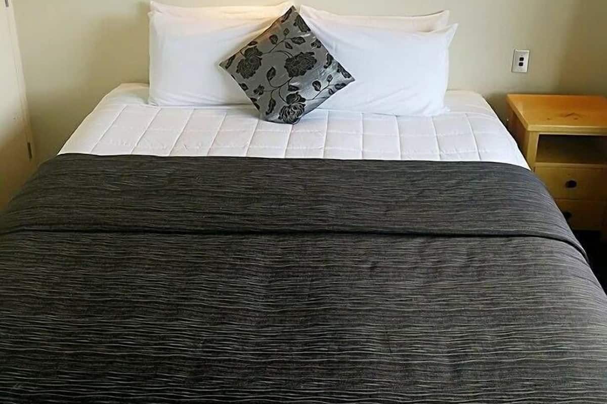 Deluxe 3 Bedroom Apartment | Select Comfort beds, desk, blackout drapes, iron/ironing board