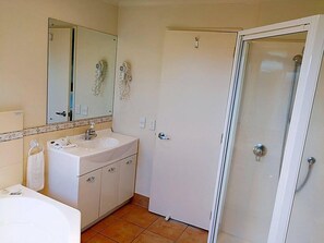 Suite Deluxe, baignoire à jets | Salle de bain | Articles de toilette (gratuits), séchoir à cheveux, serviettes fournies