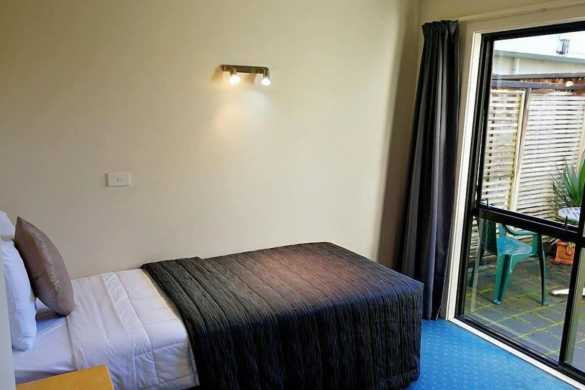 Deluxe Suite with Spa Bath | Select Comfort beds, desk, blackout drapes, iron/ironing board