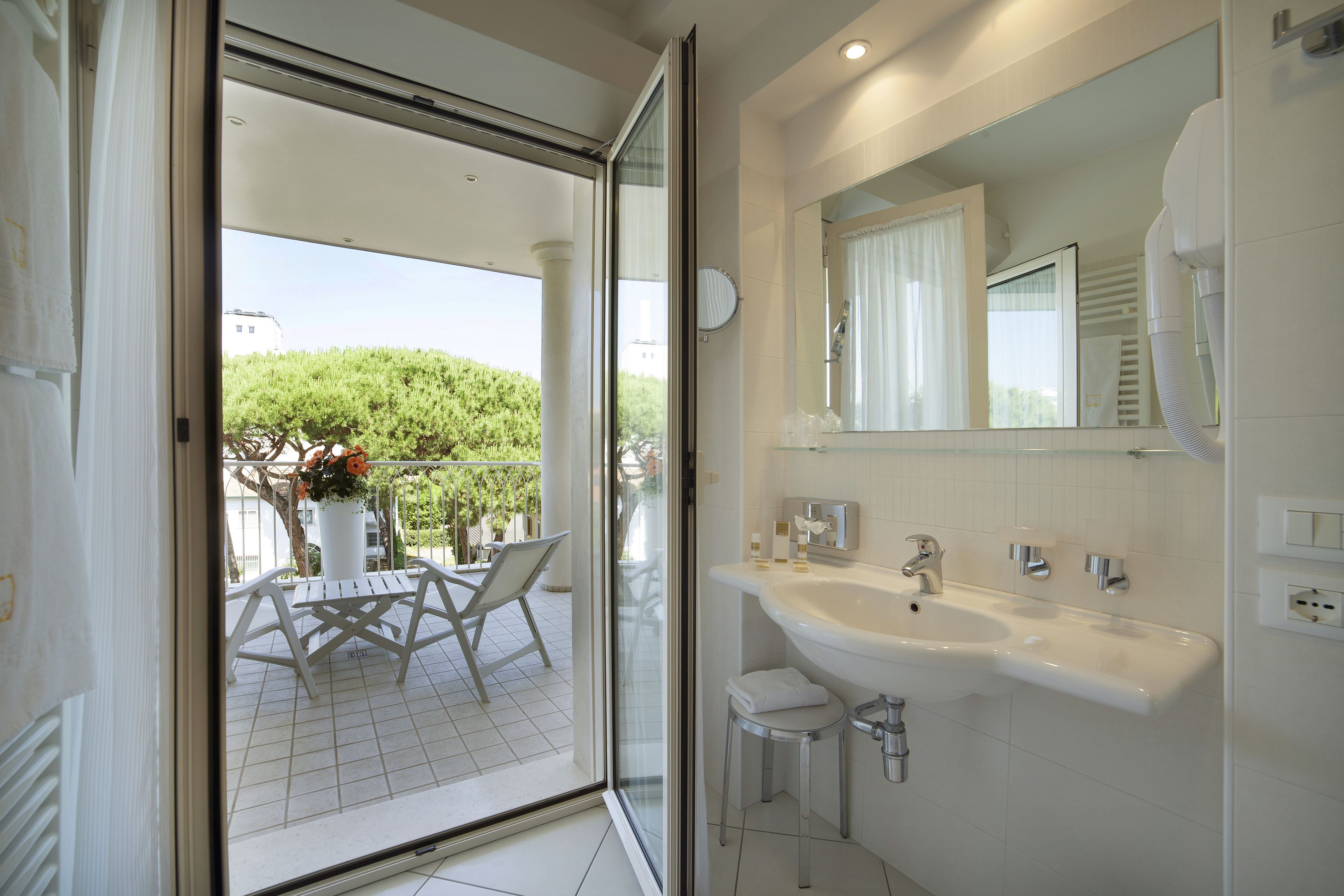 shower, hydromassage showerhead, free toiletries, hair dryer