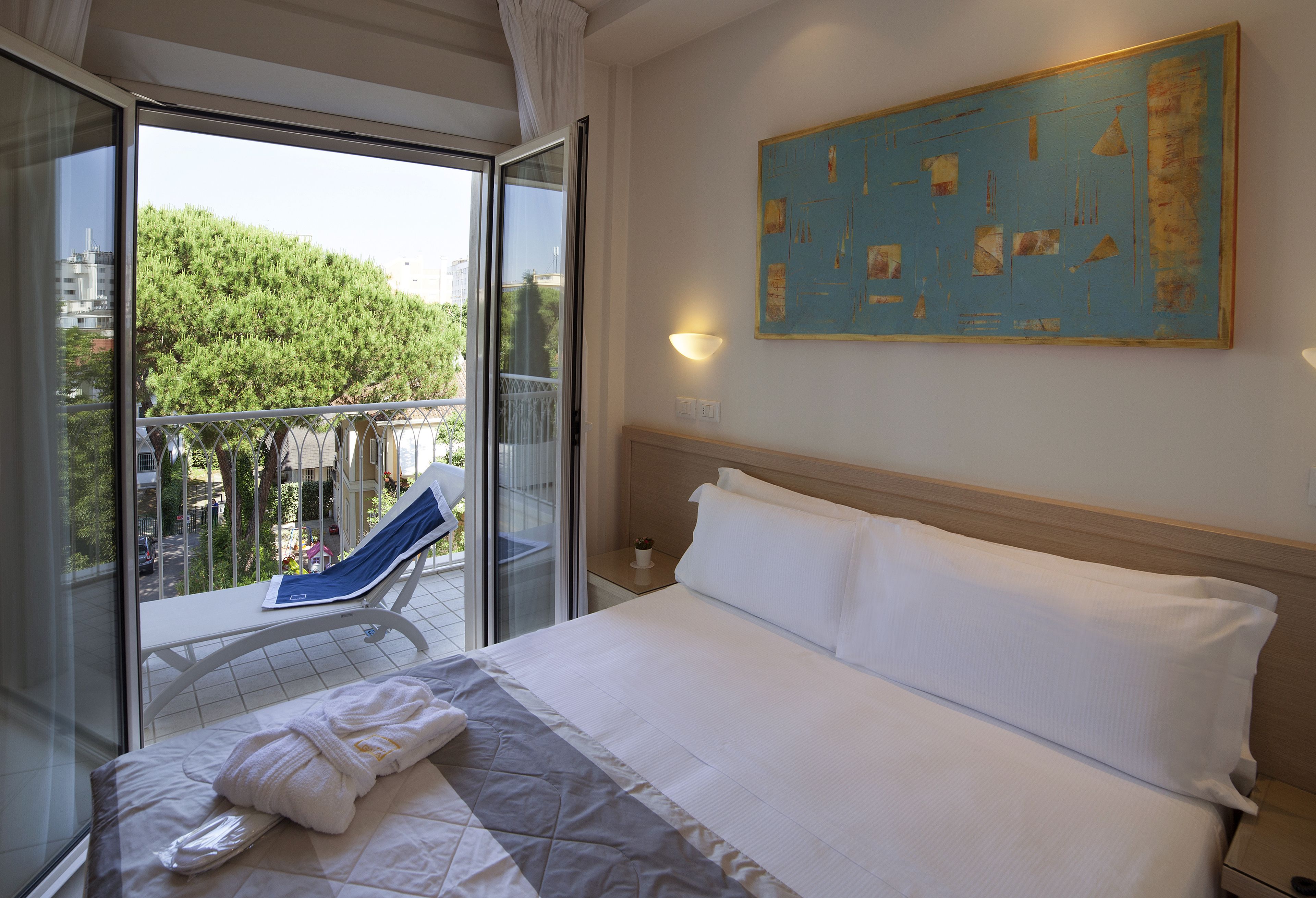 premium bedding, pillow-top beds, minibar, in-room safe