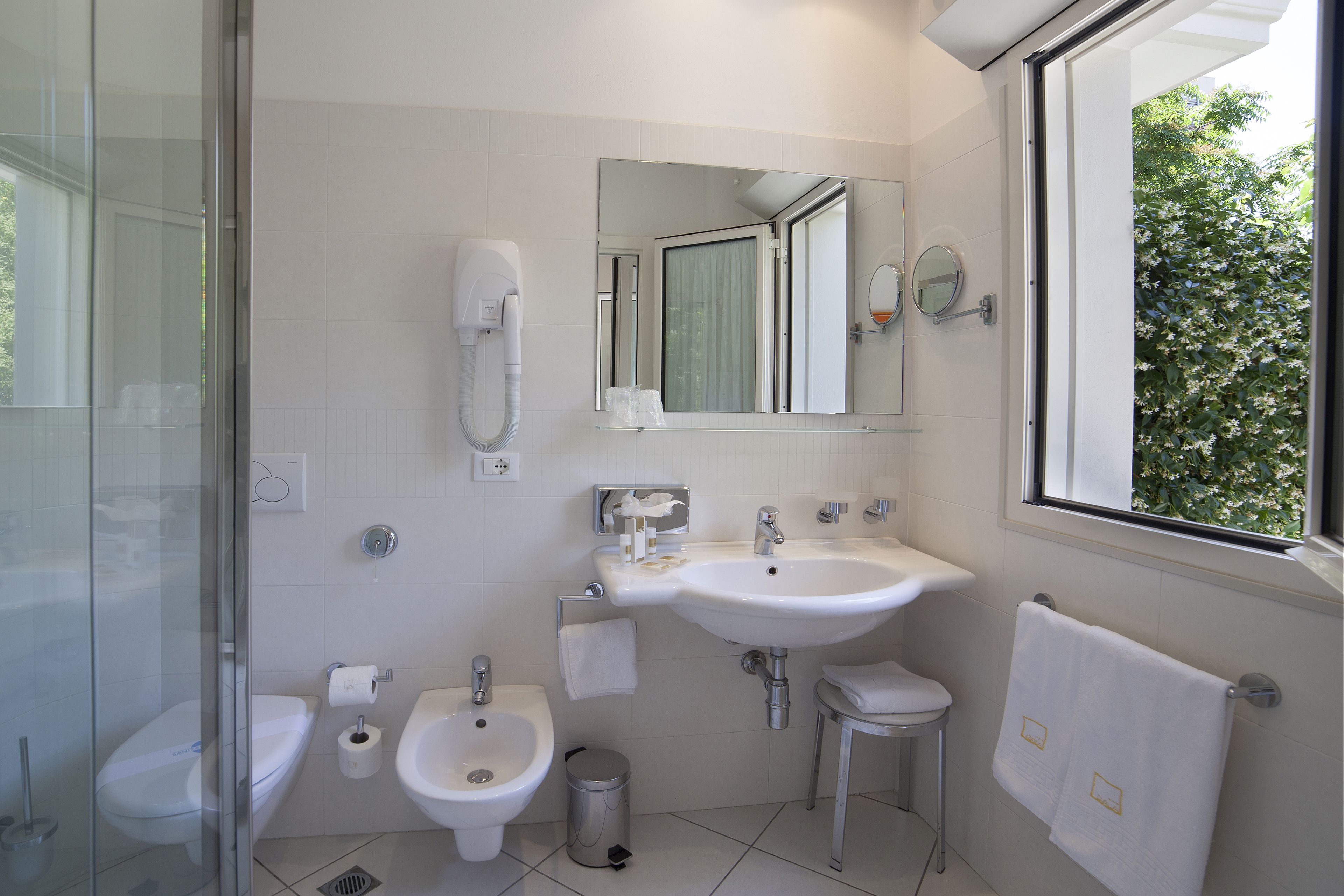 standard double or twin room, balcony, garden view | bathroom | shower, hydromassage showerhead, free toiletries, hair dryer