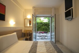 Camera Standard con letto matrimoniale o 2 letti singoli, balcone, vista giardino | Biancheria da letto di alta qualità, materassi a doppio strato, minibar