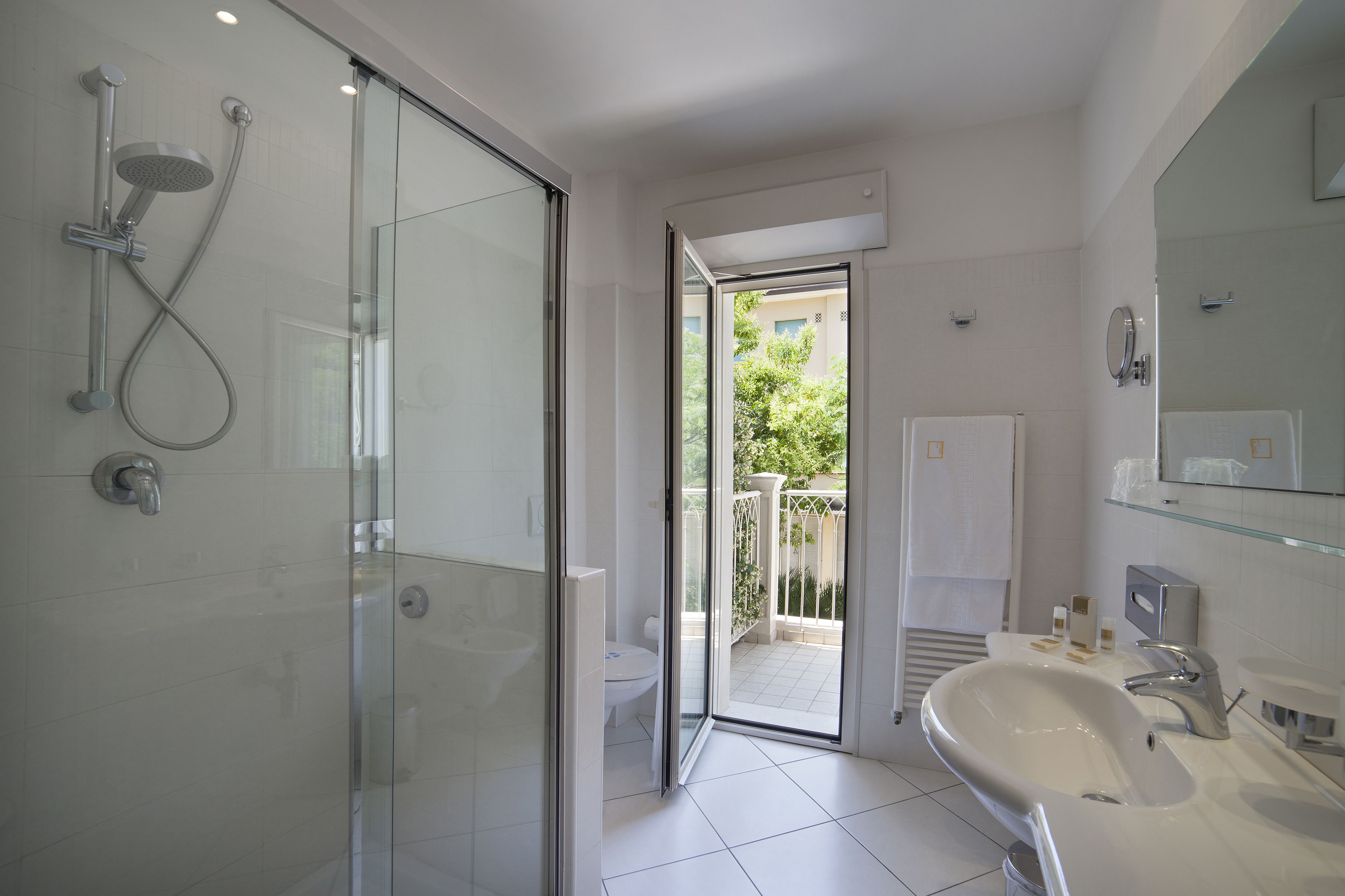 shower, hydromassage showerhead, free toiletries, hair dryer