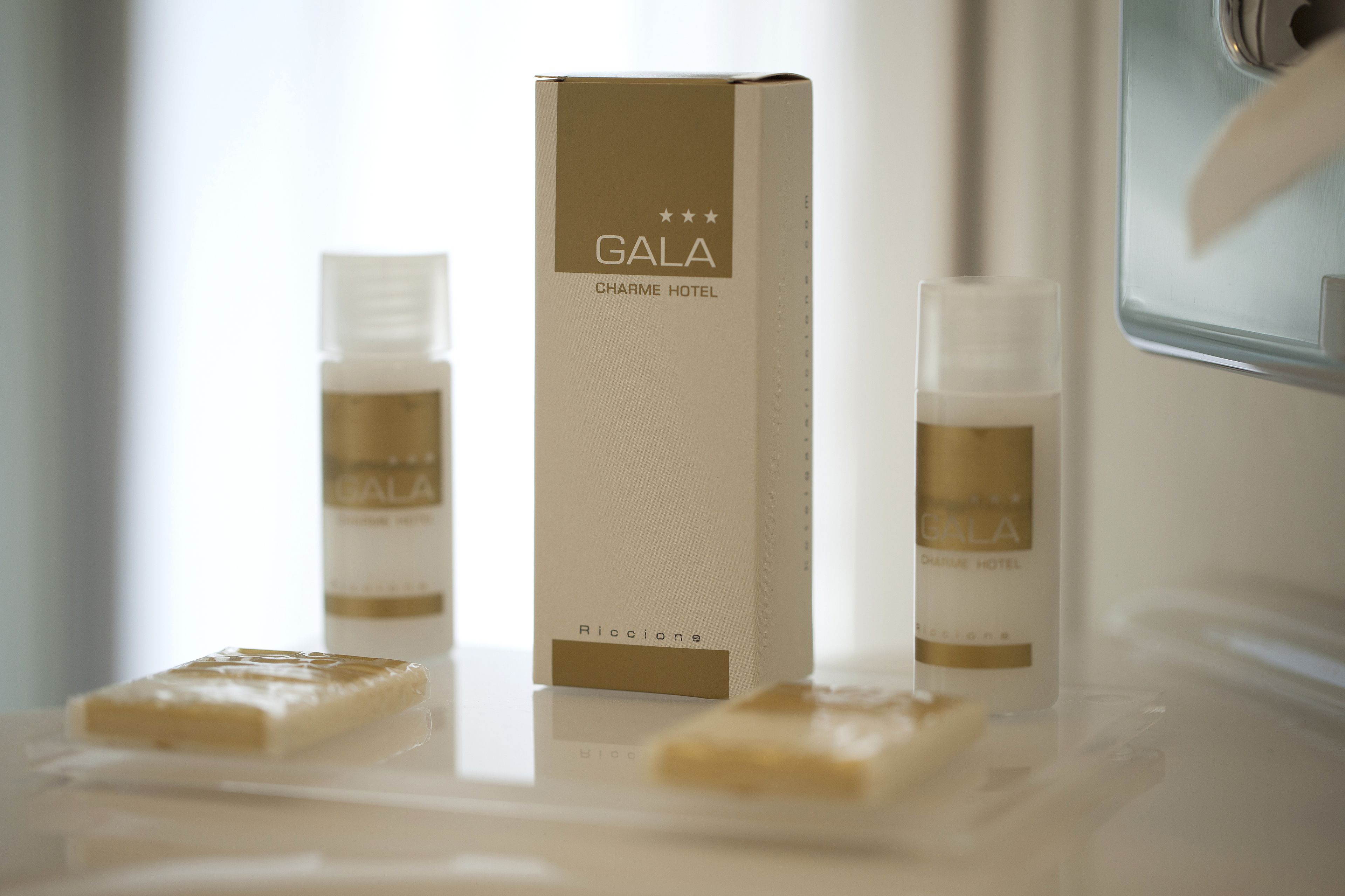 shower, hydromassage showerhead, free toiletries, hair dryer