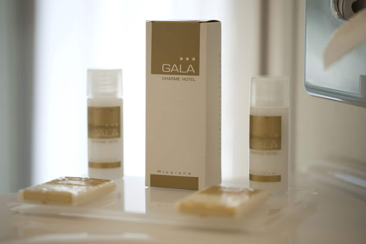 shower, hydromassage showerhead, free toiletries, hair dryer