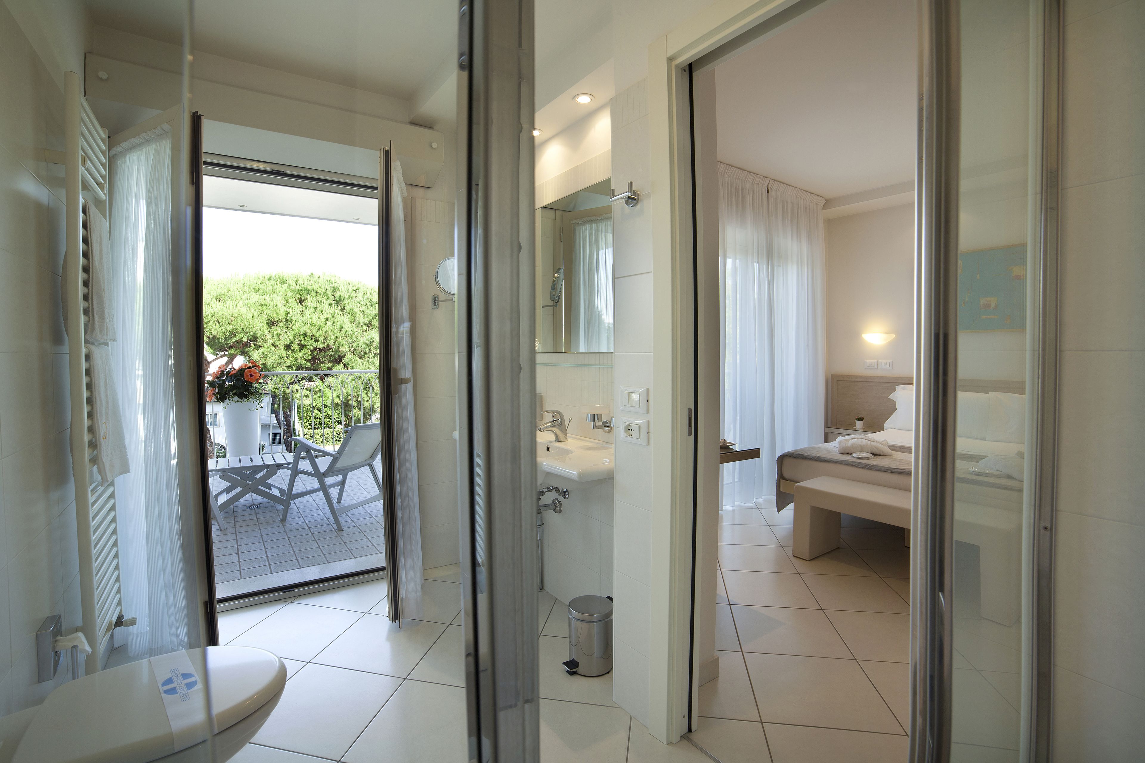 Ropa de cama de alta calidad, colchones con pillow-top y minibar 