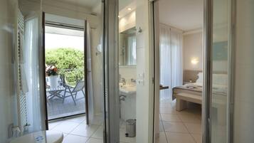 Ropa de cama de alta calidad, colchones con pillow-top y minibar