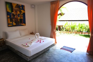 Rom – deluxe, hageutsikt | Minibar og safe på rommet