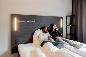 Twin Room | Living area | 24-inch TV with cable channels - a&o Köln Dom (Cologne)
