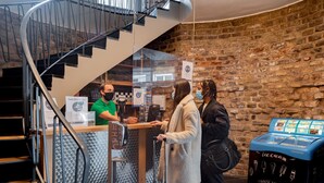 Un hall d’hôtel avec un escalier, un comptoir d’accueil et un distributeur automatique de glaces.