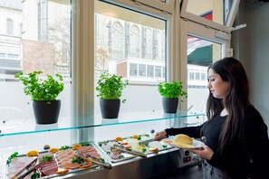 Petit déjeuner buffet (11.90 EUR par personne)