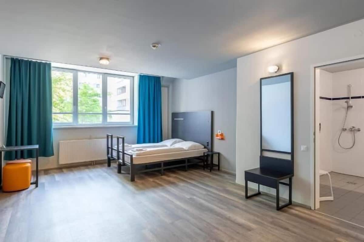 Een kluis op de kamer, een bureau, een strijkplank/strijkijzer