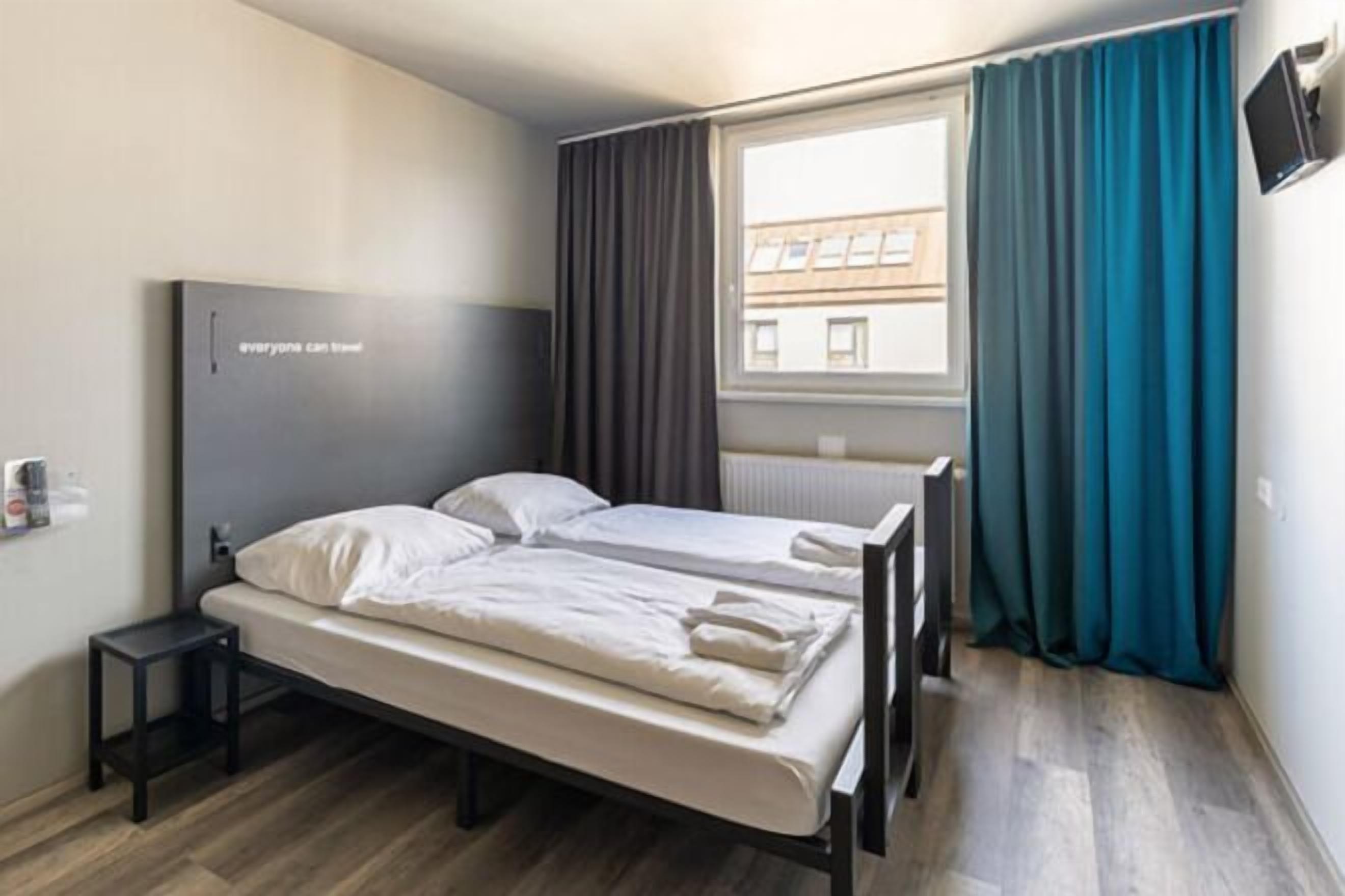 客房内保险箱、办公桌、熨斗/熨板、免费 WiFi