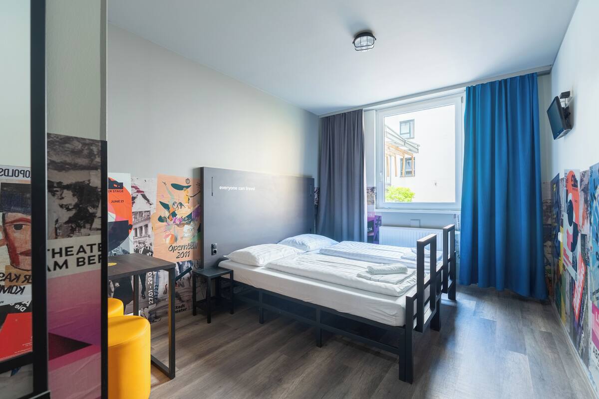Safe på rommet, skrivebord, strykejern/-brett og wi-fi (inkludert)