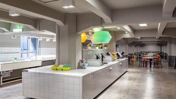 Tägliches Frühstücksbuffet (11.90 EUR pro Person)