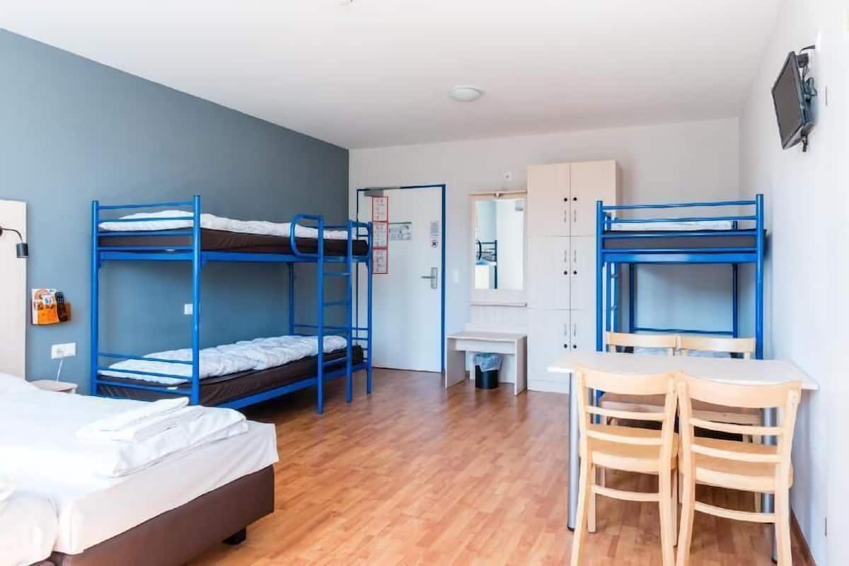 Een kluis op de kamer, een bureau, een strijkplank/strijkijzer