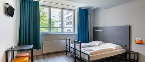 Coffres-forts dans les chambres, bureau, fer et planche à repasser