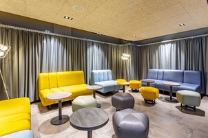 Área de estar no saguão