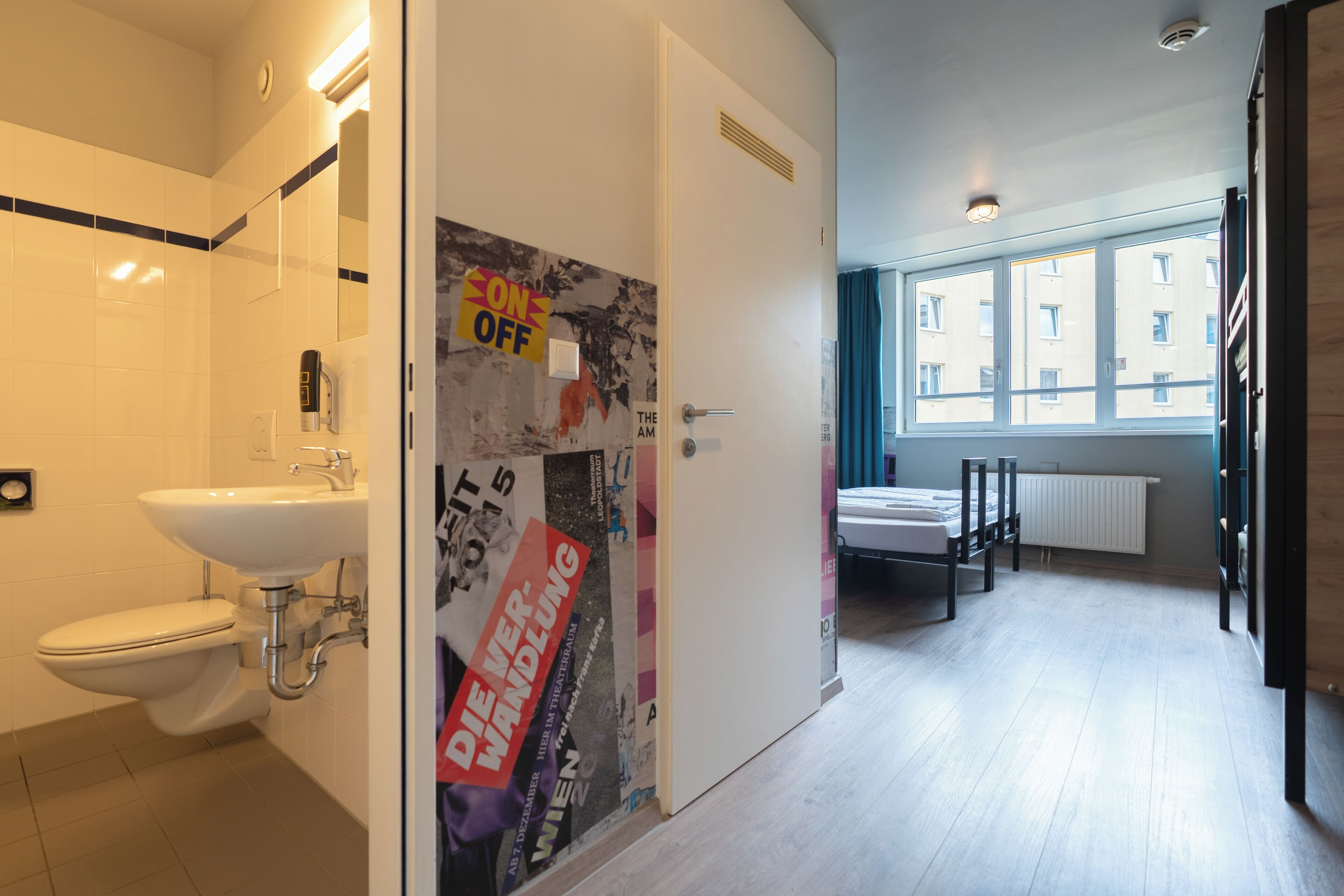 Ein modernes Badezimmer mit Toilette, Waschbecken und Dusche.