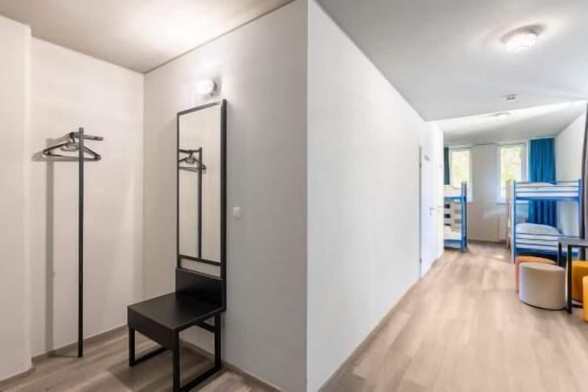 Een kluis op de kamer, een bureau, een strijkplank/strijkijzer