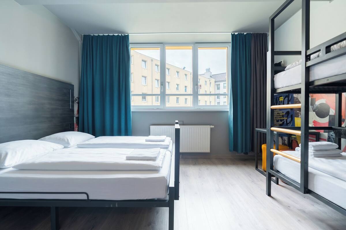 Safe på rommet, skrivebord, strykejern/-brett og wi-fi (inkludert)