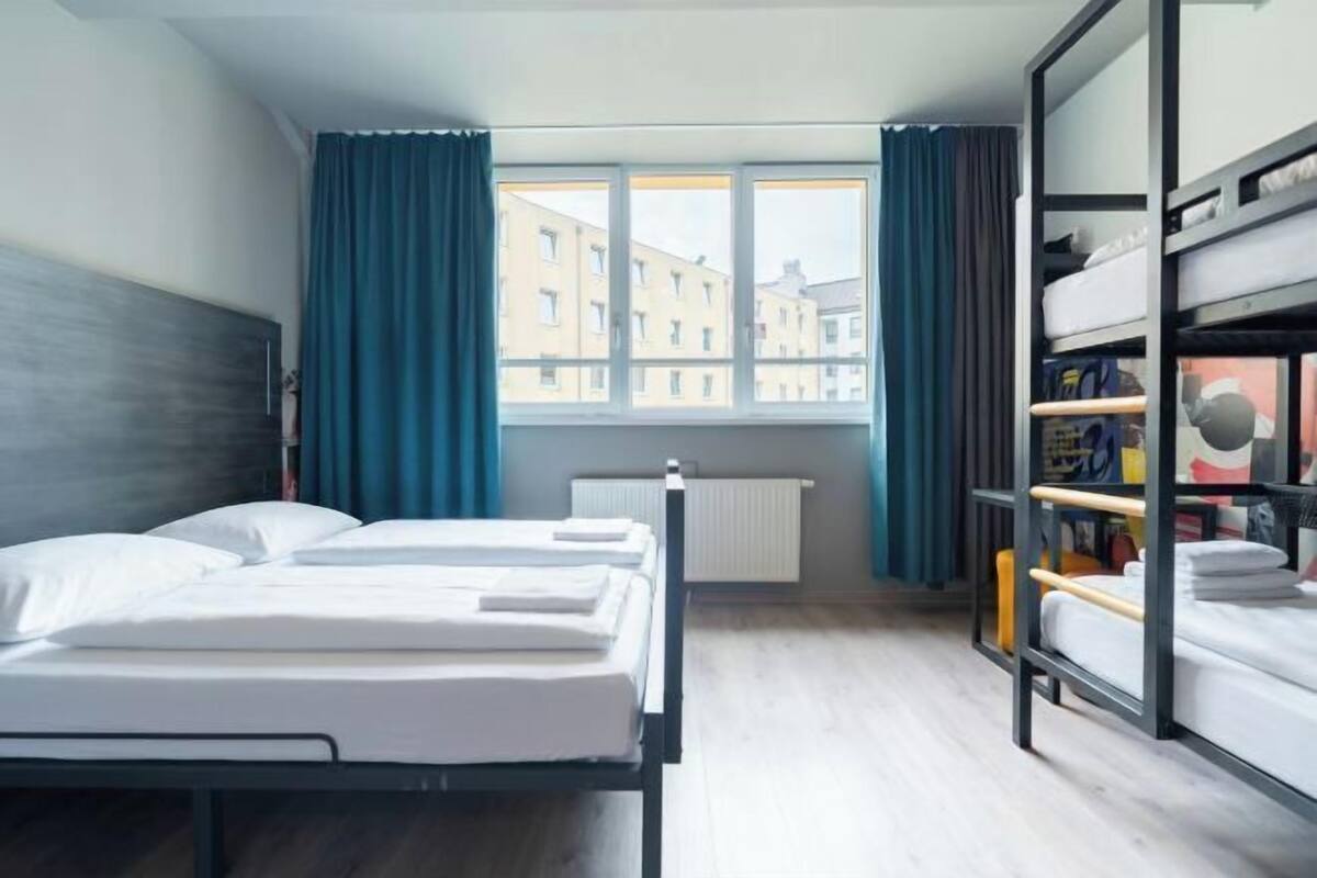 Safe på rommet, skrivebord, strykejern/-brett og wi-fi (inkludert)