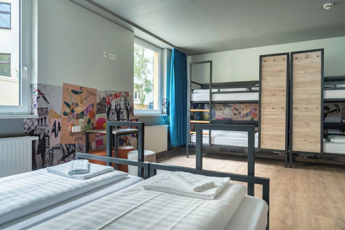 Rom (6 Guests) | Safe på rommet, skrivebord, strykejern/-brett og wi-fi (inkludert)