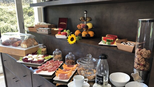 A breakfast buffet with various food items and dairy products. - Hotel Cave del Sole (Matera)