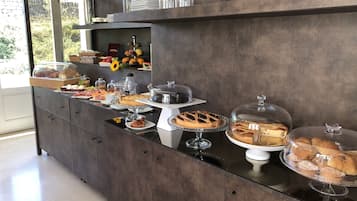 Café da manhã com buffet grátis todos os dias