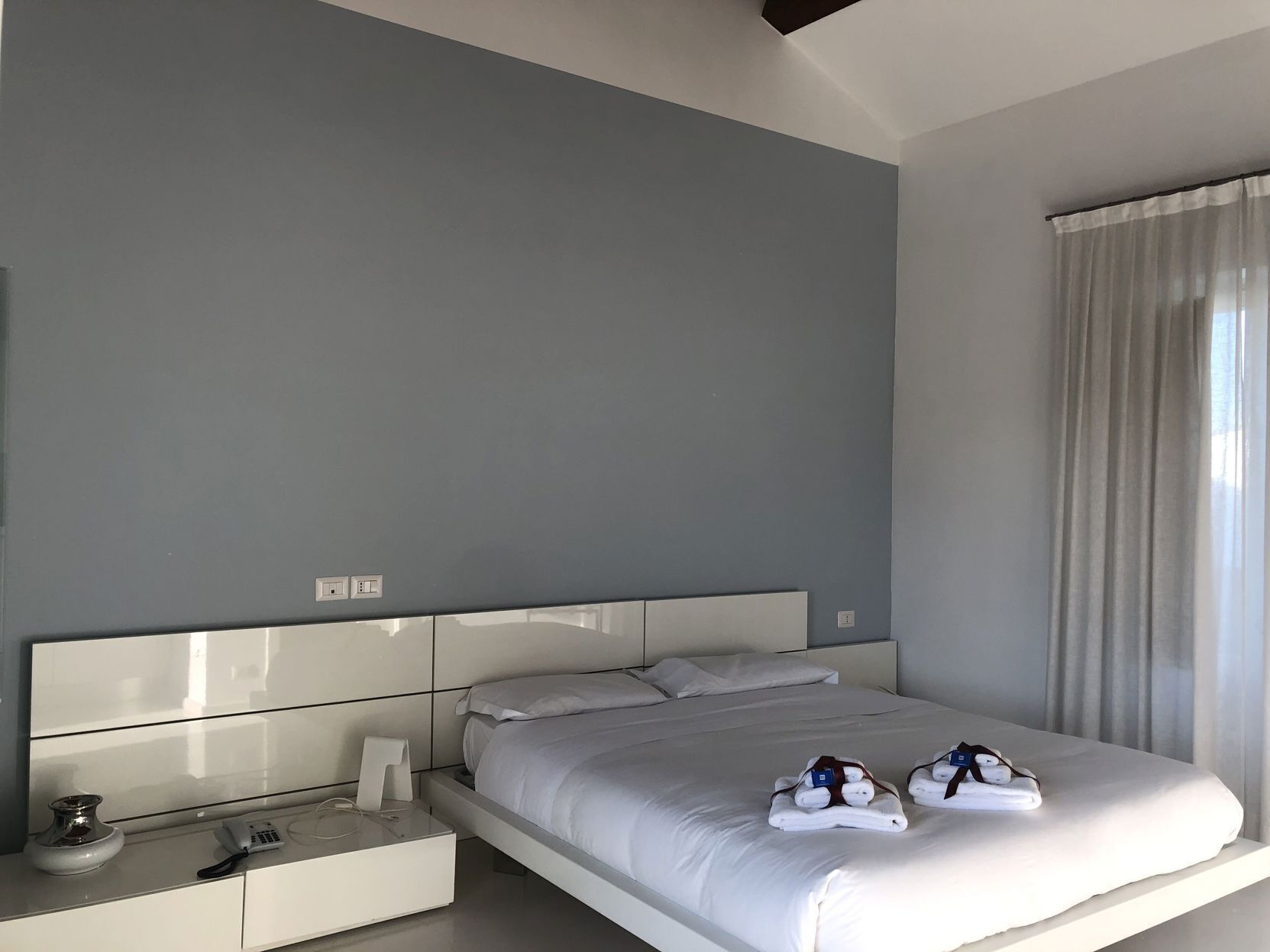 Hypo-allergenic bedding, minibar, in-room safe, soundproofing