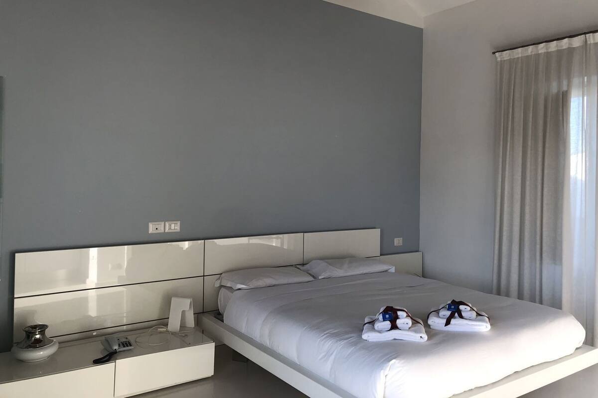 Hypo-allergenic bedding, minibar, in-room safe, soundproofing
