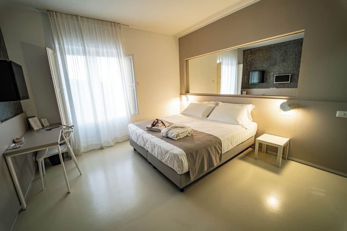 Hypo-allergenic bedding available, minibar, in-room safe, soundproofing