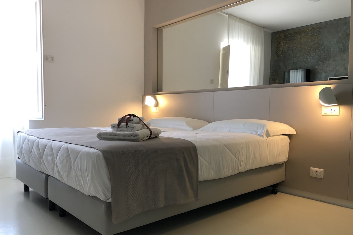Double Room Single Use | Hypo-allergenic bedding available, minibar, in-room safe, soundproofing