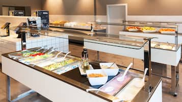 Petit déjeuner buffet (11.90 EUR par personne)