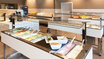 Petit-déjeuner buffet servi tous les jours en supplément