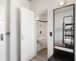 Regadera, amenidades de baño ecológicas, secadora de cabello, jabón 