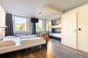 Dormitorio condiviso (4 beds in a shared dorm for 6) | Una cassaforte in camera, una scrivania, Wi-Fi gratuito, lenzuola