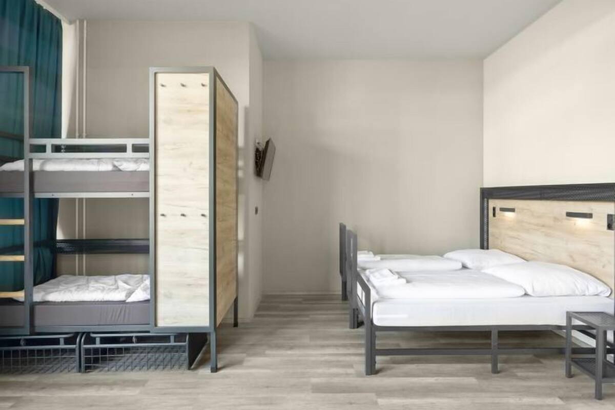 Caixa forta a l'habitació, escriptori, wifi gratuïta i roba de llit