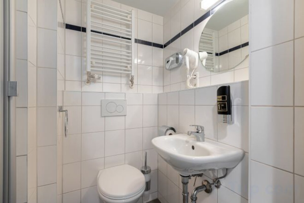 Een douche,  milieuvriendelijk toiletgerief, een haardroger, zeep