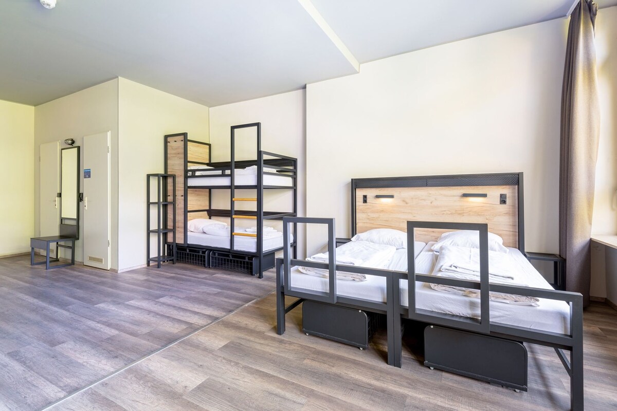 Een kluis op de kamer, een bureau, gratis wifi, beddengoed