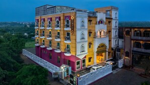 A multi-story hotel with a prominent entrance and balconies. - Foxoso Taj View Hotel (Agra)