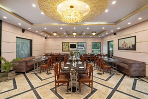 Bar (on property) - Foxoso Taj View Hotel (Agra)
