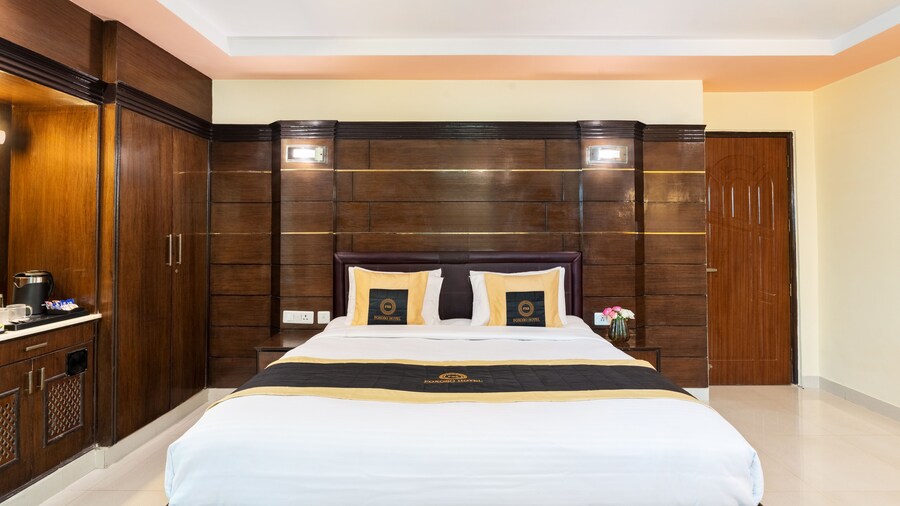 Foxoso Taj View Hotel