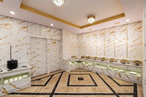 Daily continental breakfast for a fee - Foxoso Taj View Hotel (Agra)